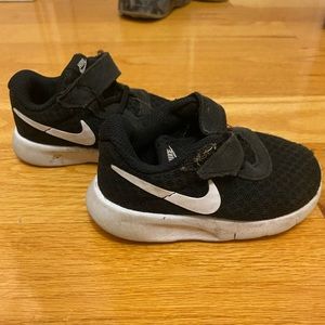 Nike black white sneakers. Size 4.5